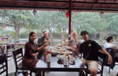 Trying-local-food-in-Ninh-Binh-local-house